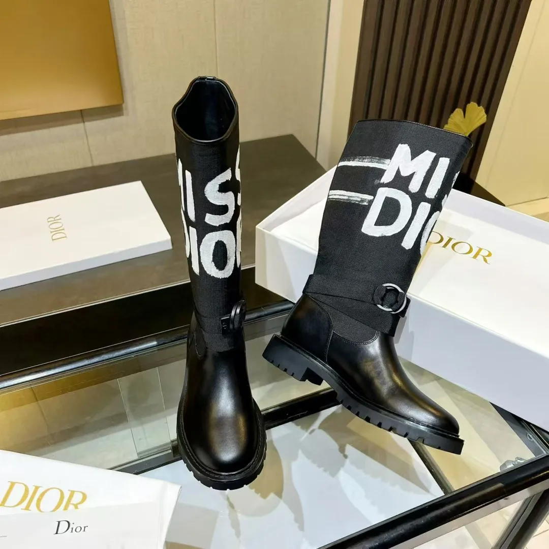 👟👟Ex-factory price 680👟👟 Dior-Major graffiti knight boots. Handsome boots use unique design elements to create a striking appearance. Made of black technical fabric and cow leather, they can be easily put on and taken off. Taking inspiration from the Dior Book Tote bag, it features a two-tone "Christian Dior" signature on the top. Adjustable nylon strap with "CD" logo and corrugated rubber sole form the basis of the eye-catching silhouette. "Christian Dior" logo on the shaft. Technical fabric band around the ankle with brass ring. Notched rubber sole decorated with Christian Dior's lucky star symbol. Size: #35-41 (40 41 custom-made, non-refundable)